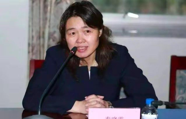 电影《沼泽深处的女孩》由奥斯卡影后瑞茜·威瑟斯彭担任制片人，导演奥利维亚·纽曼（《初赛》）执导，露西·阿利巴（《南方的野兽》）担任编剧，黛西·埃德加-琼斯（大热英剧《正常人》女主）主演，泰勒·约翰·史密斯、哈里斯·迪金森、大卫·斯特雷泽恩等联袂出演